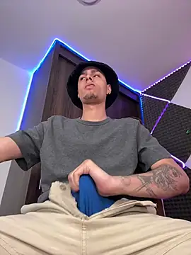 bigryann23 online show from February 1, 9:35 pm